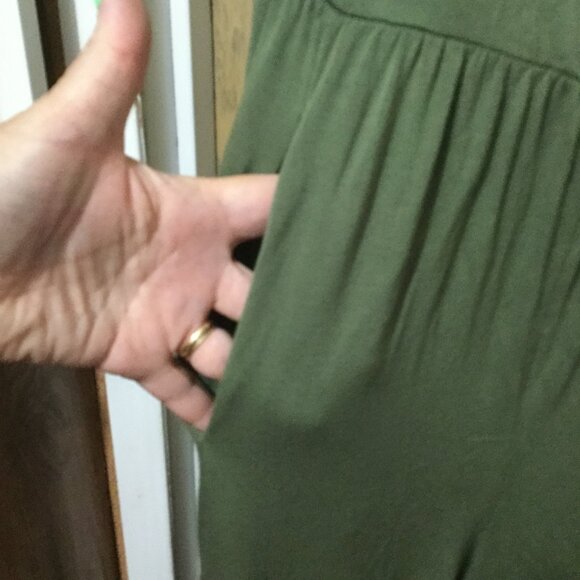 Suzy Shier wide legged cropped jumpsuit size medium has pockets army green - Picture 2 of 6